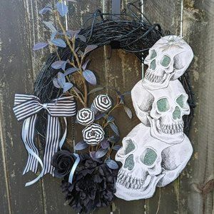 Moody‎ Iridescent Skull Wreath Halloween